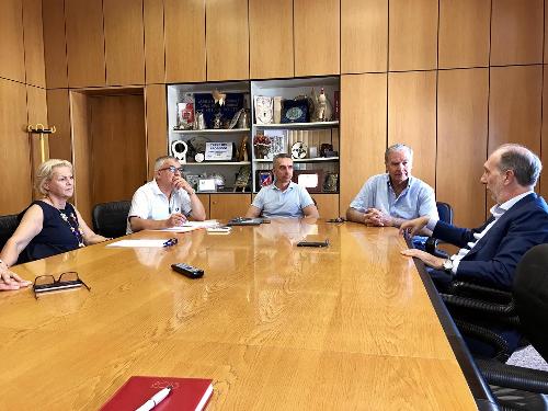 Incontro a Sacile tra il vicegovernatore Riccardo Riccardi (il primo a destra) e l'Amministrazione comunale sul tema della casa di riposo